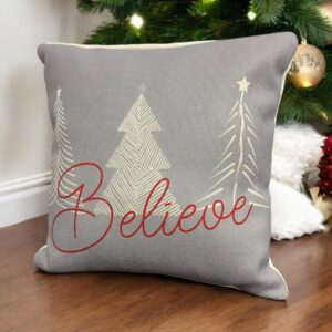 Cojín navideño Believe gris con árboles – NAV036